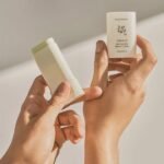 BEAUTY OF JOSEON MATTE SUN STICK MUGWORT+CAMELIA 18G - Image 2